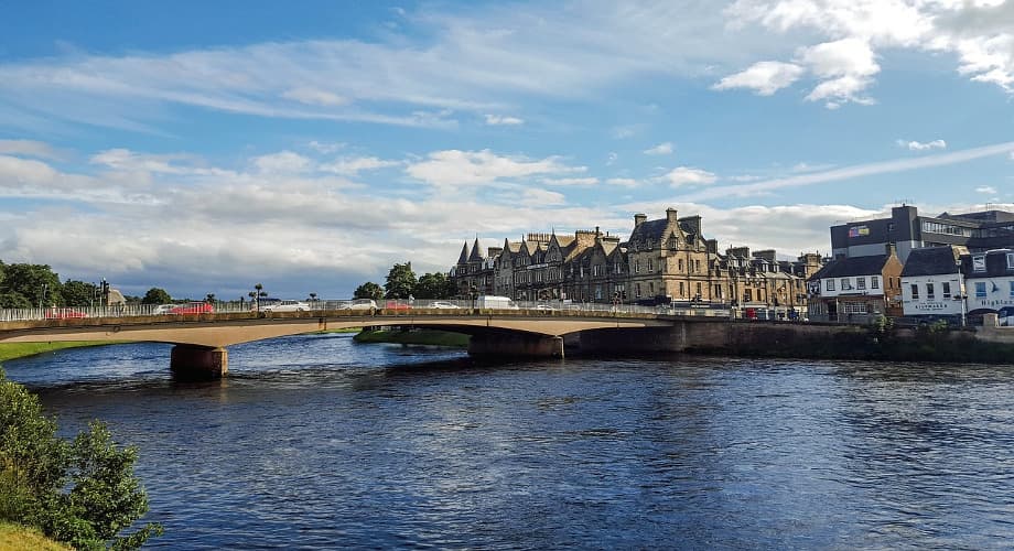 Blick auf die Ness Bridge in Inverness