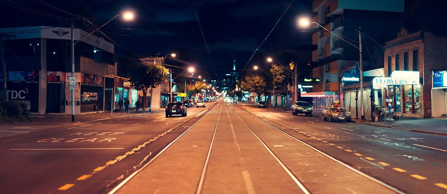 In den Straßen von Melbourne bei Nacht